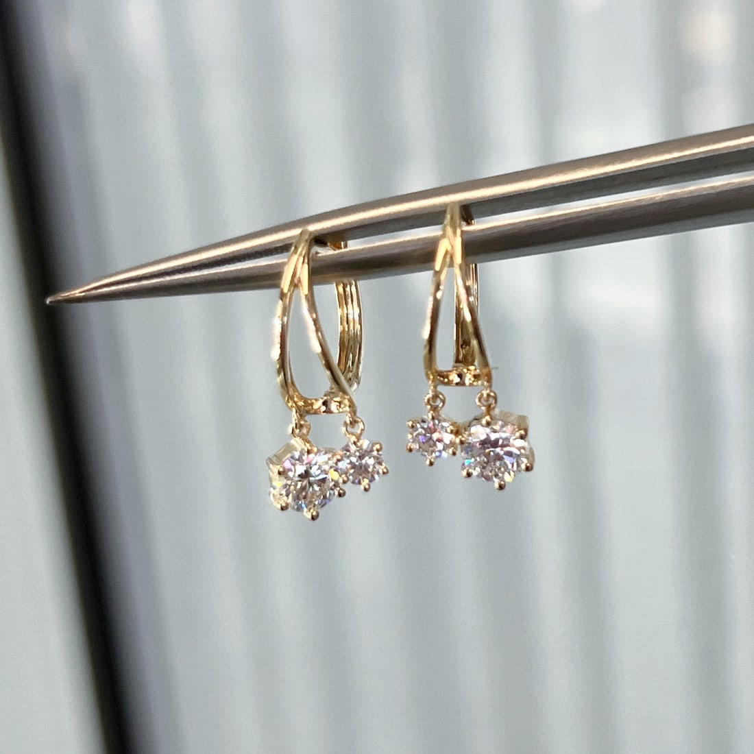 18K Gold Lab-Grown Diamond Earrings: Title: 18K Gold Lab-Grown Diamond Earrings Description: These 18K gold lab-grown diamond earrings feature diamonds that gently shimmer by the ear, showcasing a natural luster and minimal blemishes.