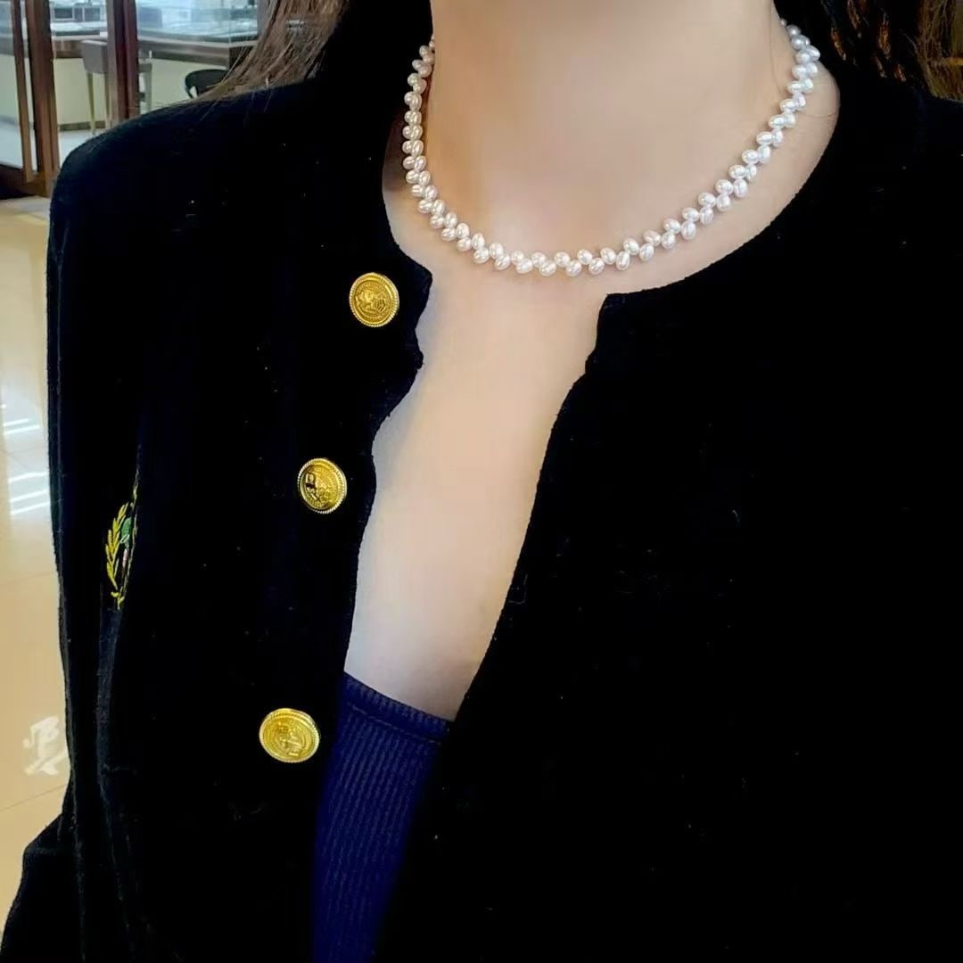 Silver Chain Natural Freshwater Pearl Necklace: Title: Silver Chain Natural Freshwater Pearl Necklace Description: This necklace features natural freshwater pearls, each approximately 7mm in diameter, showcasing a rich golden and cool white