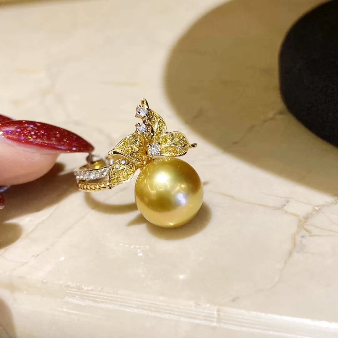S925 Silver Natural Rich Gold Pearl Ring: Title: S925 Silver Natural Rich Gold Pearl Ring Description: This ring features a natural rich gold pearl with a large diameter, showcasing a cool white luster, minimal blemishes, and perfect roundnes