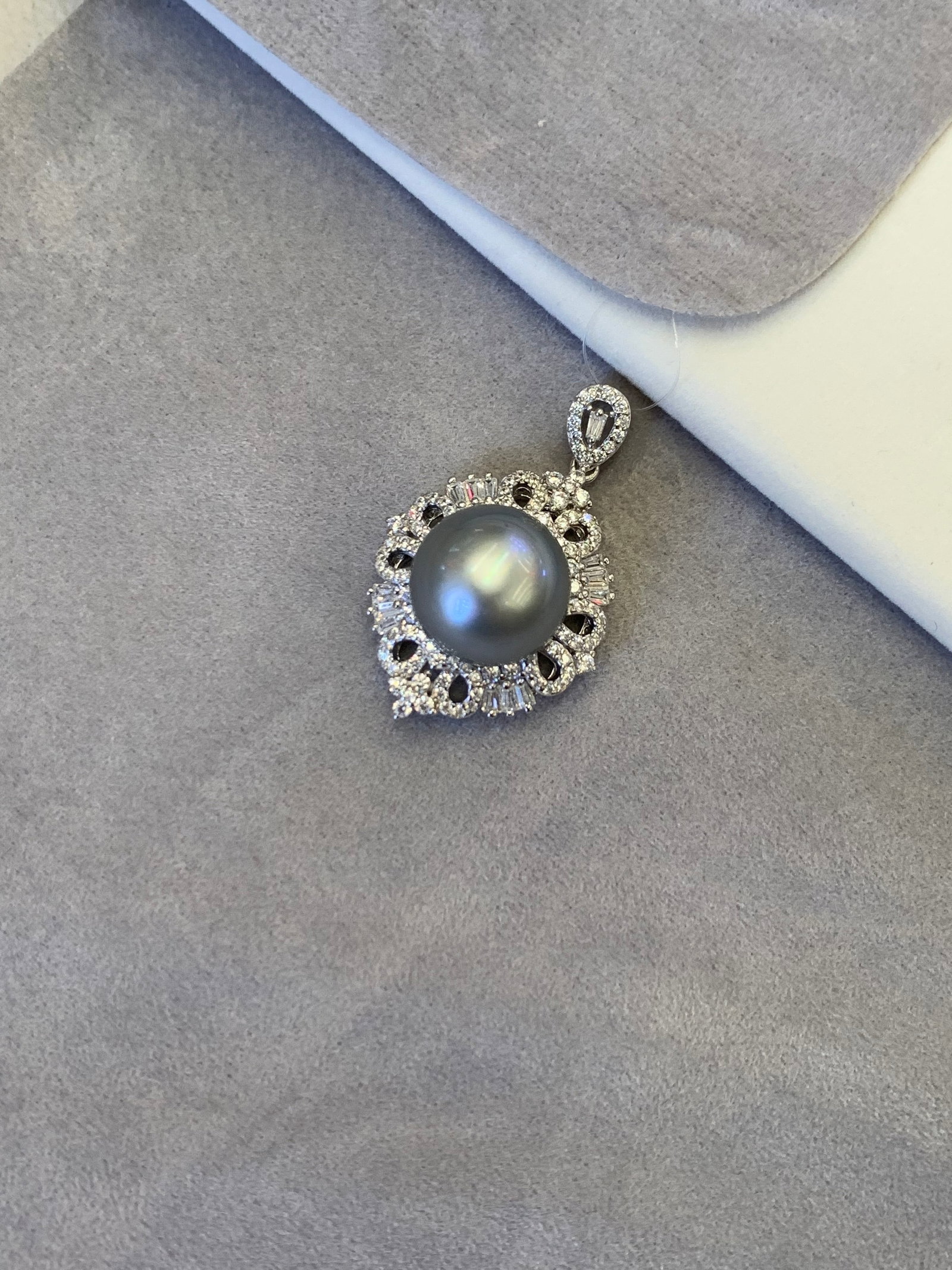 S925 Silver Tahitian Pearl Pendant: Title: S925 Silver Tahitian Pearl Pendant Description: This pendant features a natural Tahitian pearl with a diameter of 12-13mm, showcasing a cool white luster and an almost flawless round shape.
