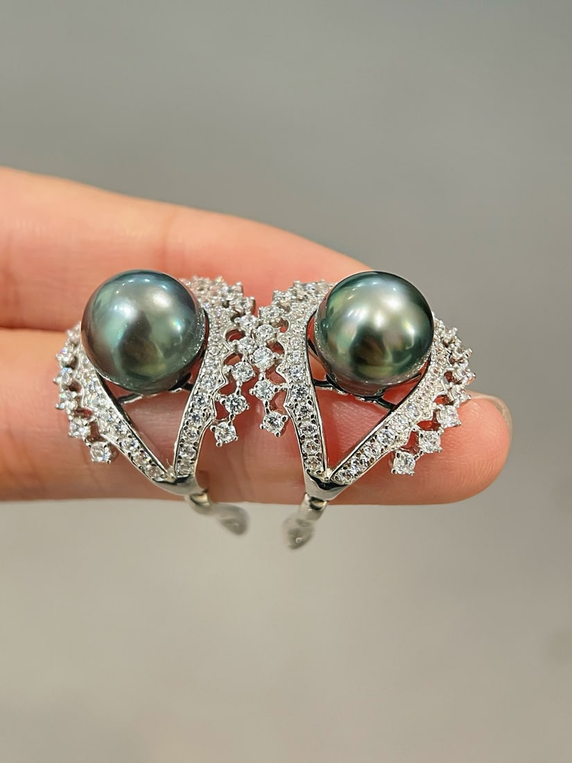 925 Silver Freshwater Black Pearl Earrings: Title: 925 Silver Freshwater Black Pearl Earrings Description: These earrings feature a vintage hollow design, showcasing a heavy craftsmanship texture. The cool white silver light perfectly blends