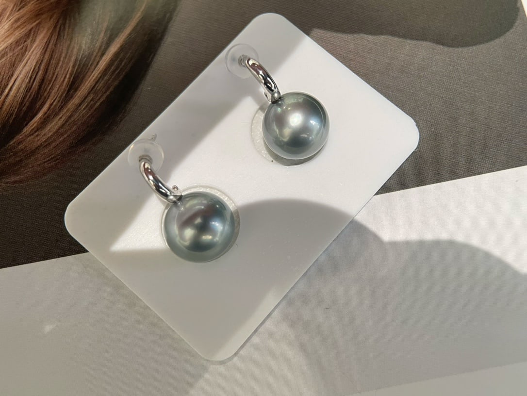 18K Gold Natural Tahitian Pearl Earrings: Title: 18K Gold Natural Tahitian Pearl Earrings Description: These Tahitian pearl earrings are crafted in 18K gold, featuring pearls with a diameter of 10-11mm. The pearls exhibit a natural