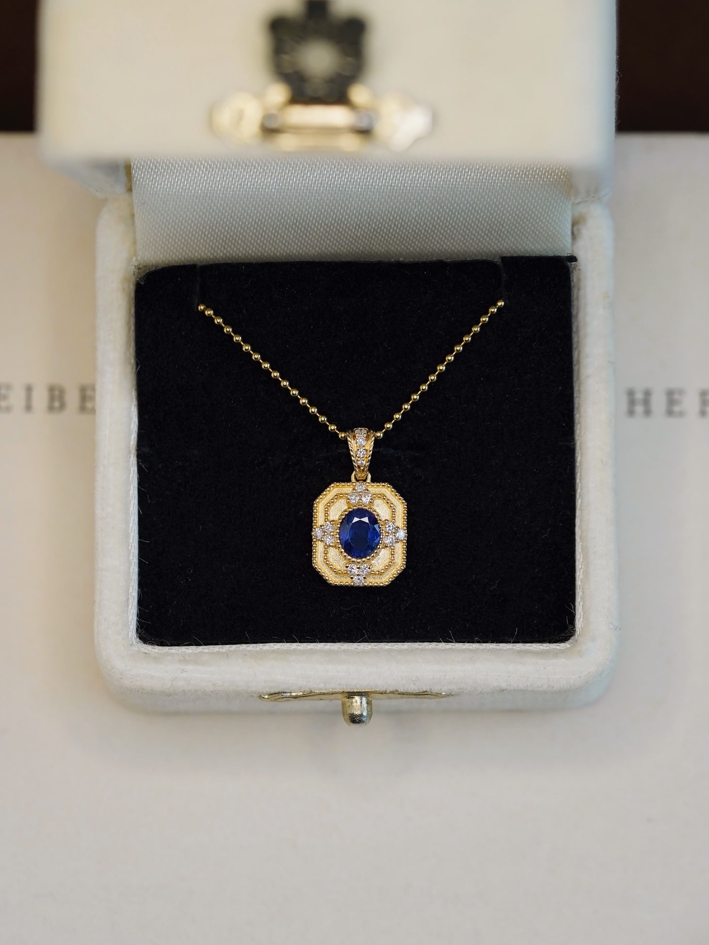 18K Gold Natural Sapphire Set: Title: 18K Gold Natural Sapphire Set Description: This natural sapphire set features an elegant and sophisticated design, perfectly showcasing the wearer's noble temperament. The cool white luster of