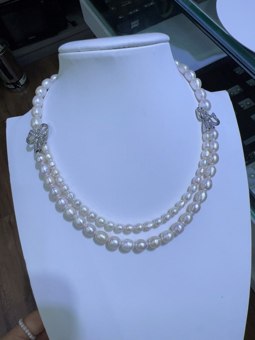 Natural Freshwater Pearl Necklace: Title: Natural Freshwater Pearl Necklace Description: This necklace features high-quality natural freshwater rice-shaped pearls, with a diameter of 6-8MM, showcasing a perfect blend of strong luster
