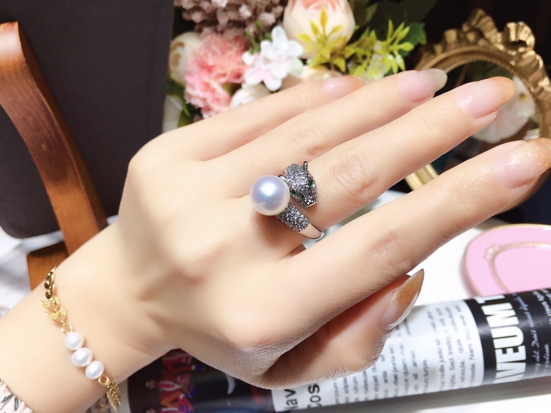 18K Gold Plated Natural Freshwater Pearl Ring: Title: 18K Gold Plated Natural Freshwater Pearl Ring Description: This ring features 18K gold plating with exquisite craftsmanship, showcasing the cool white luster of natural pearls. The pearls have