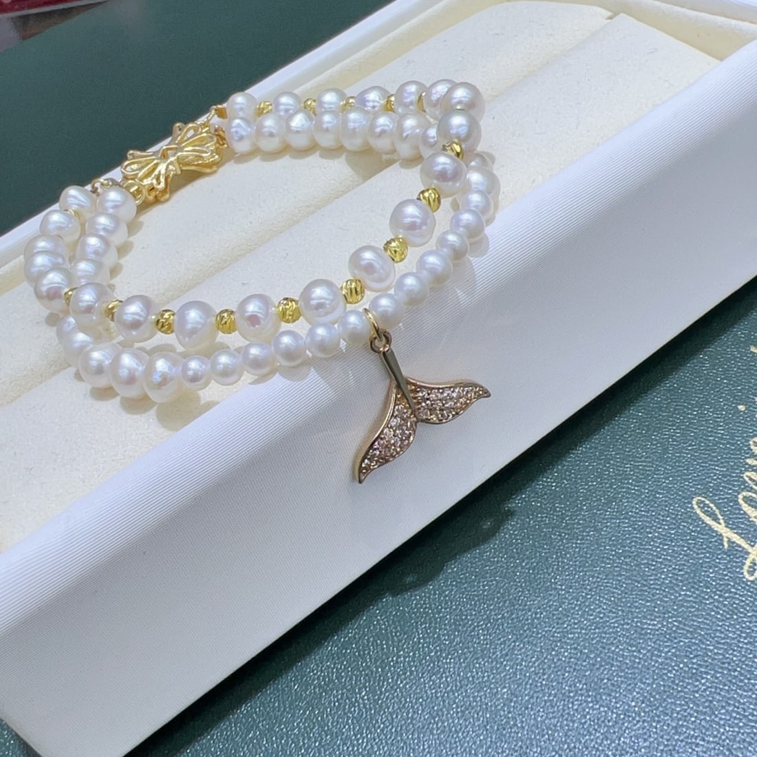 Natural Freshwater Pearl Bracelet: Title: Natural Freshwater Pearl Bracelet Description: This bracelet features natural freshwater pearls with a diameter of approximately 3-5MM, showcasing a subtle natural beauty. The cool white