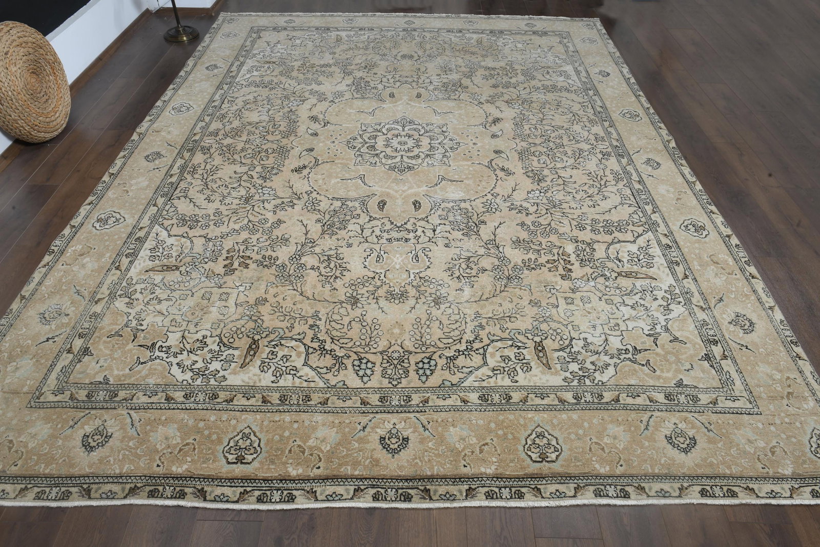 9'9x12'9 ft, OVERSIZED ORANGE BROWN, Minimalist: Title: 9'9x12'9 ft, OVERSIZED ORANGE BROWN, Minimalist Description: This Turkish one-of-a-kind Anatolian Vintage Rug is hand-knotted and handwoven by the most skilled artisans who use pure wool, in mu