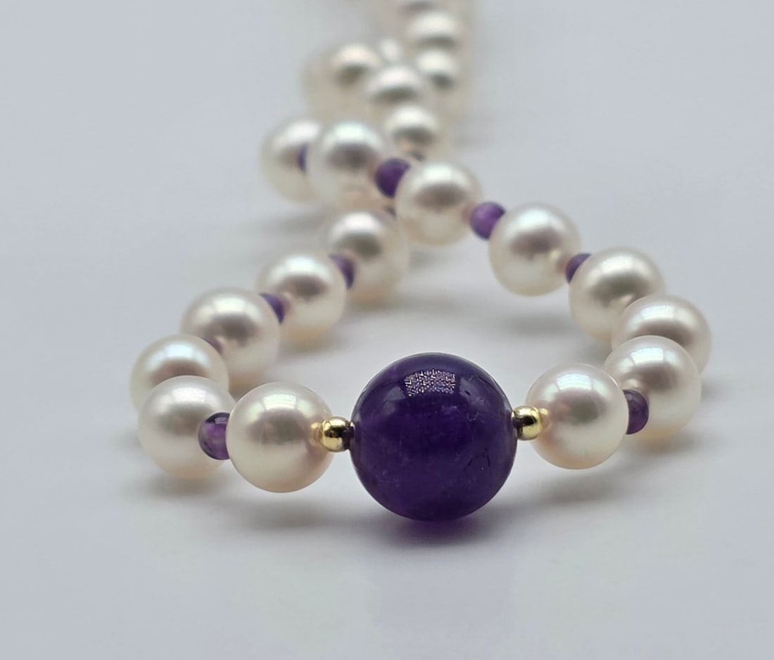 6.5 to 7 mm Akoya pearl necklace with amethyst spacers, amethyst centerpiece, beads, and 18kt (750) - 3