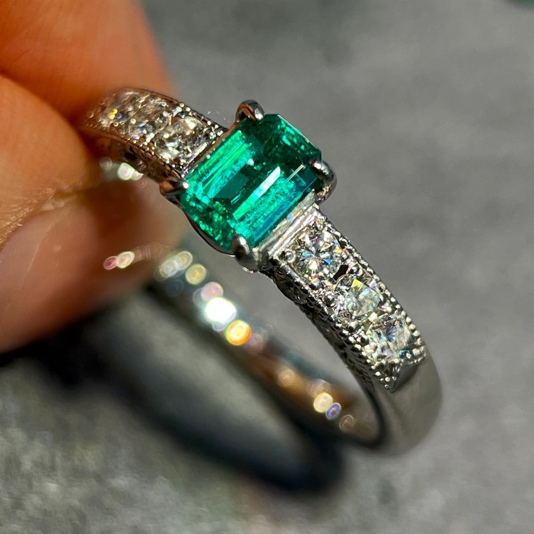 14K GOLD 0.91 CTW VIVID GREEN NATURAL EMERALD & DIAMOND RING - 2