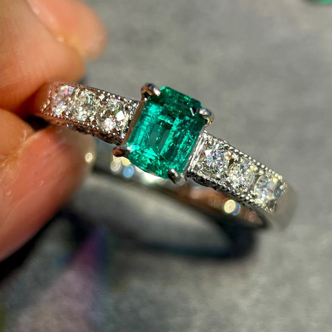 14K GOLD 0.91 CTW VIVID GREEN NATURAL EMERALD & DIAMOND RING - 3