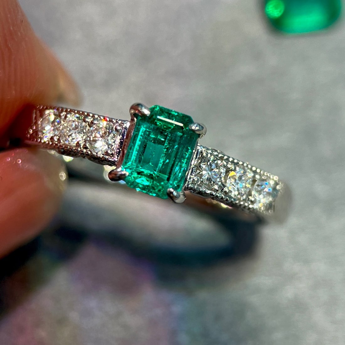 14K GOLD 0.91 CTW VIVID GREEN NATURAL EMERALD & DIAMOND RING - 5
