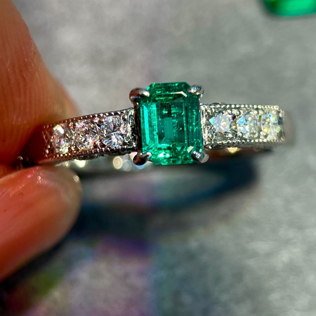 14K GOLD 0.91 CTW VIVID GREEN NATURAL EMERALD & DIAMOND RING - 6