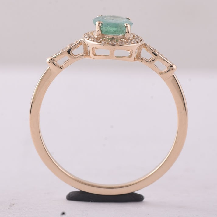 0.73 Ct Oval Emerald 9K Gold Ring - 4