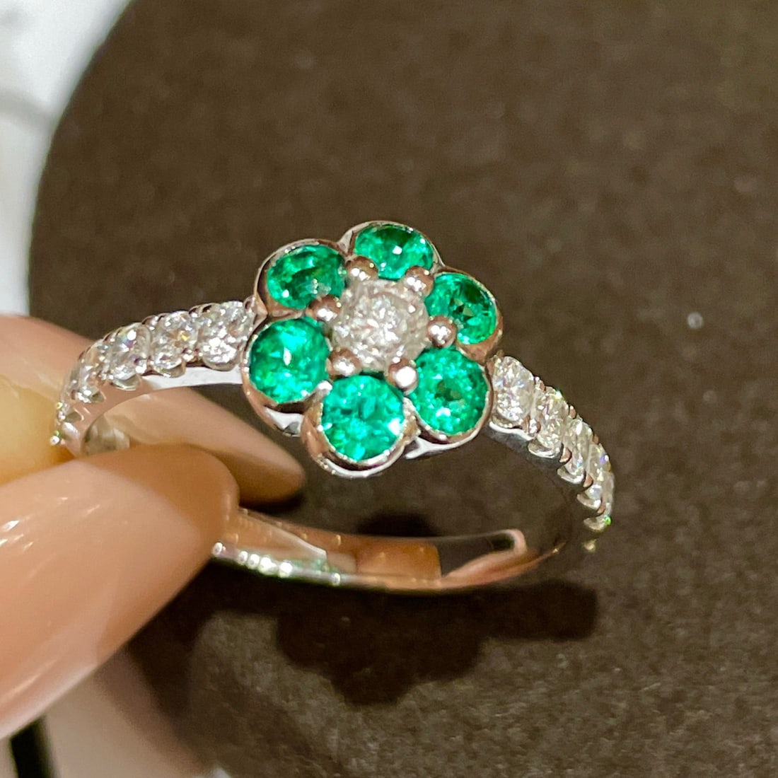 14K GOLD 1.60 CTW VIVID GREEN NATURAL EMERALD & DIAMOND RING - 5