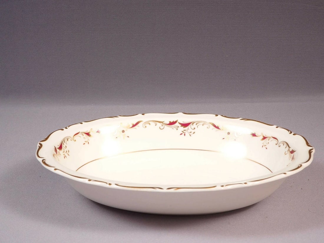 ROYAL DOULTON STRASBOURG Oval Vegetable Serving Bowl H4958 England: This is a gorgeous Bone china ONE Oval Serving Bowl, from the classical Strasbourg (H4958) pattern by Royal Doulton, Made in England. This pattern has been discontinued, it was originally manufactured