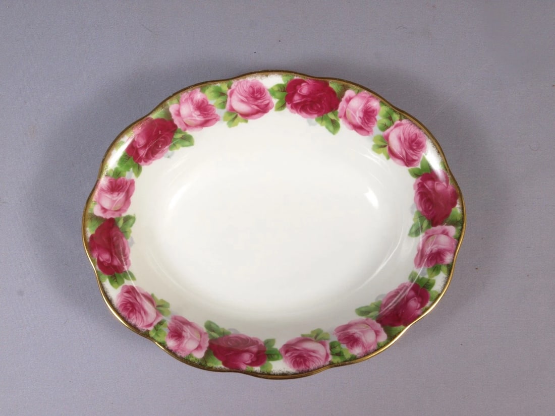 Royal Albert OLD ENGLISH ROSE Open Oval Fruit/Vegetable Serving Bowl England: This is a gorgeous Bone China LARGE Open OVAL Fruit/Vegetable Serving Bowl, made by Royal Albert in England in Old English Rose pattern with heavy gold on the rim. It is properly marked with Royal Alb