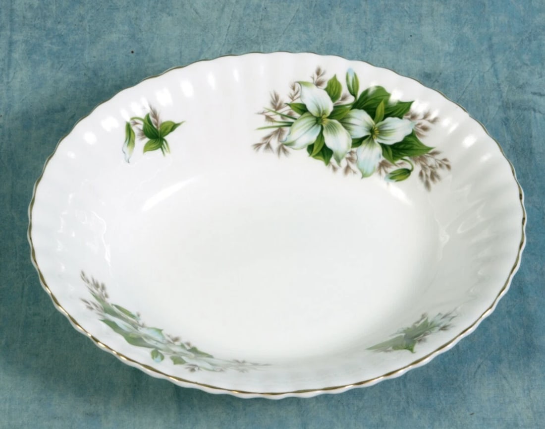 Royal Albert Trillium LARGE OVAL Open Vegetable Serving Bowl England Bone China (1 of 4)