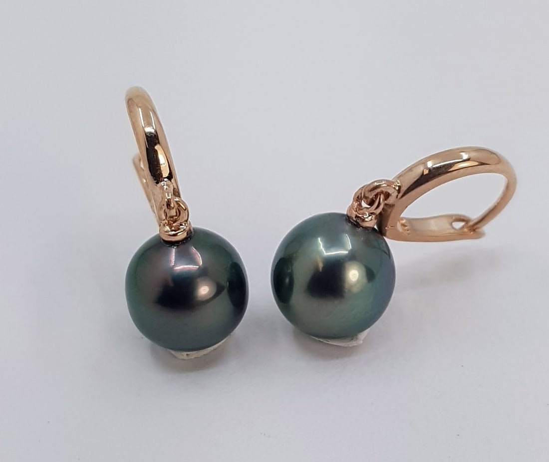 14 kt. Pink gold - Earrings - 9mm Peacock Tahitian Pearl Drops: Title: 14 kt. Pink gold - Earrings - 9mm Peacock Tahitian Pearl Drops Description: Emerging from the tropical lagoons of French Polynesia, these Tahitian pearls have been hand selected for their natur