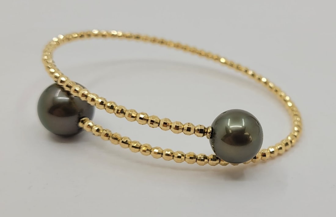 Bracelet - 18 kt. Yellow gold - Round Tahitian Pearls: Title: Bracelet - 18 kt. Yellow gold - Round Tahitian Pearls Description: This bracelet is adjustable in size and wraps beautifully around the wrist. The bracelet contains 2 top quality high lustered 
