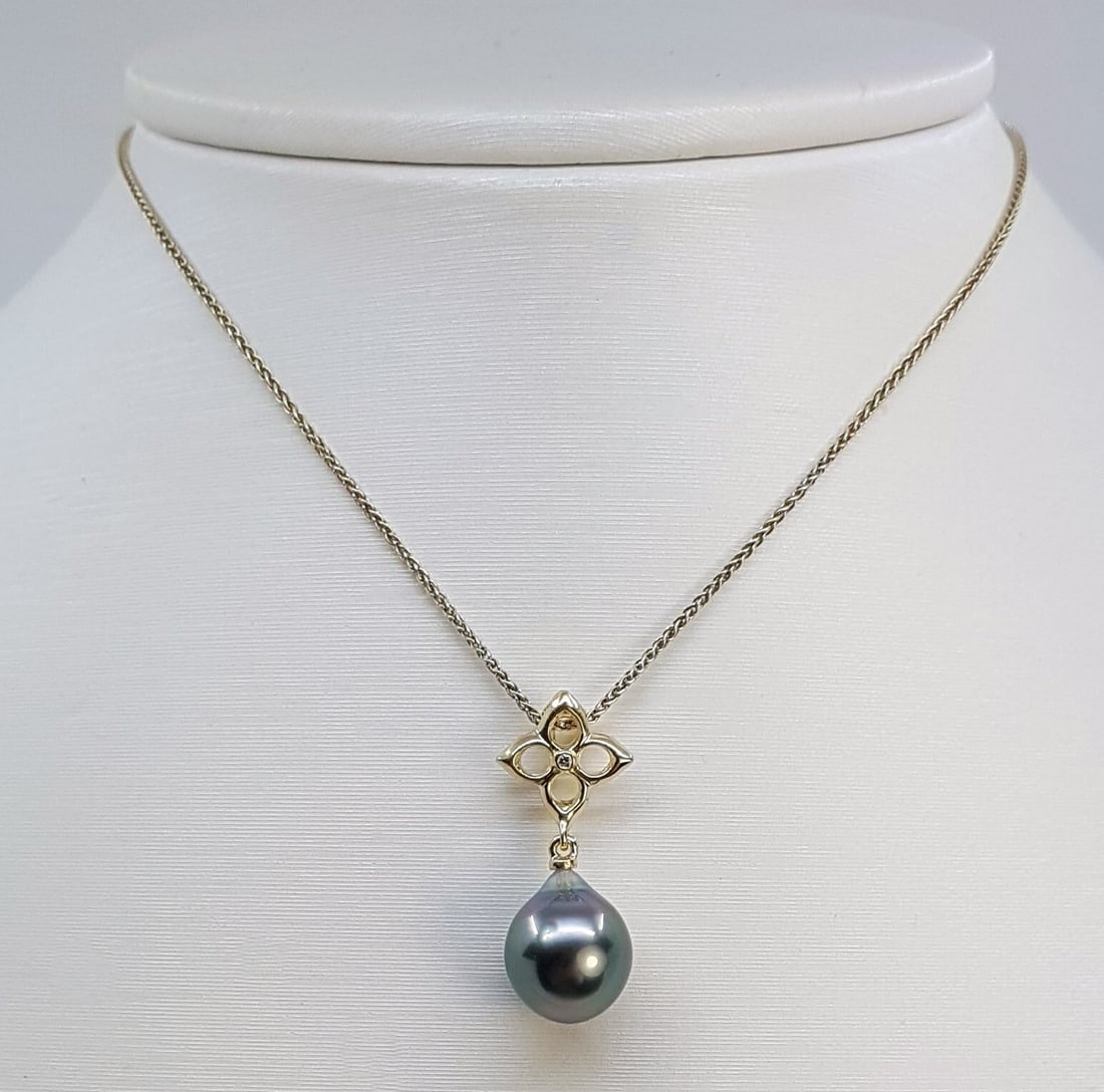 Pendant - 14 kt. Yellow gold - 0.01ct. tw. - 10x11mm Tahitian Pearl - 3