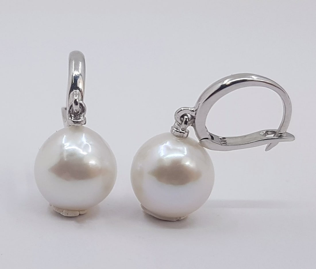 Earrings - 14 kt. White gold - 10x11mm Edison Pearls: Title: Earrings - 14 kt. White gold - 10x11mm Edison Pearls Description: A Pair of Edison pearl earrings, that have been hand drawn in 14kt. gold and can be worn throughout the day and evening. These 