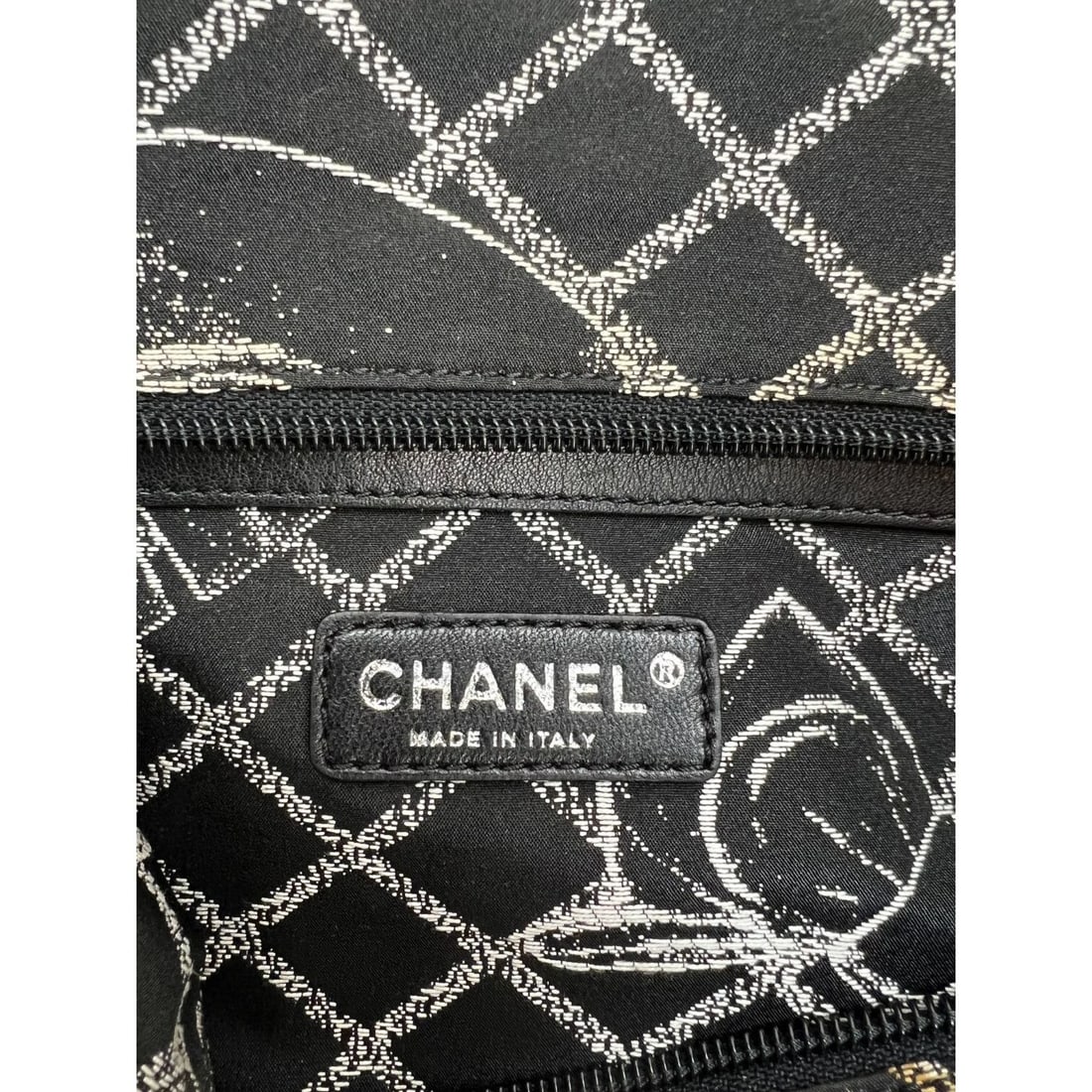 Chanel Essential 31 Rue Cambon Shopping White Leather Tote - 5