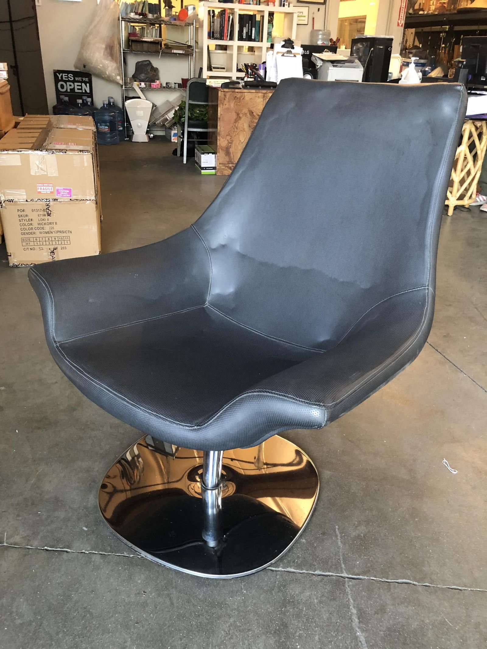Modernist Leather Captian's Lounge Chair with Chrome Base, Circa 1980 - 3
