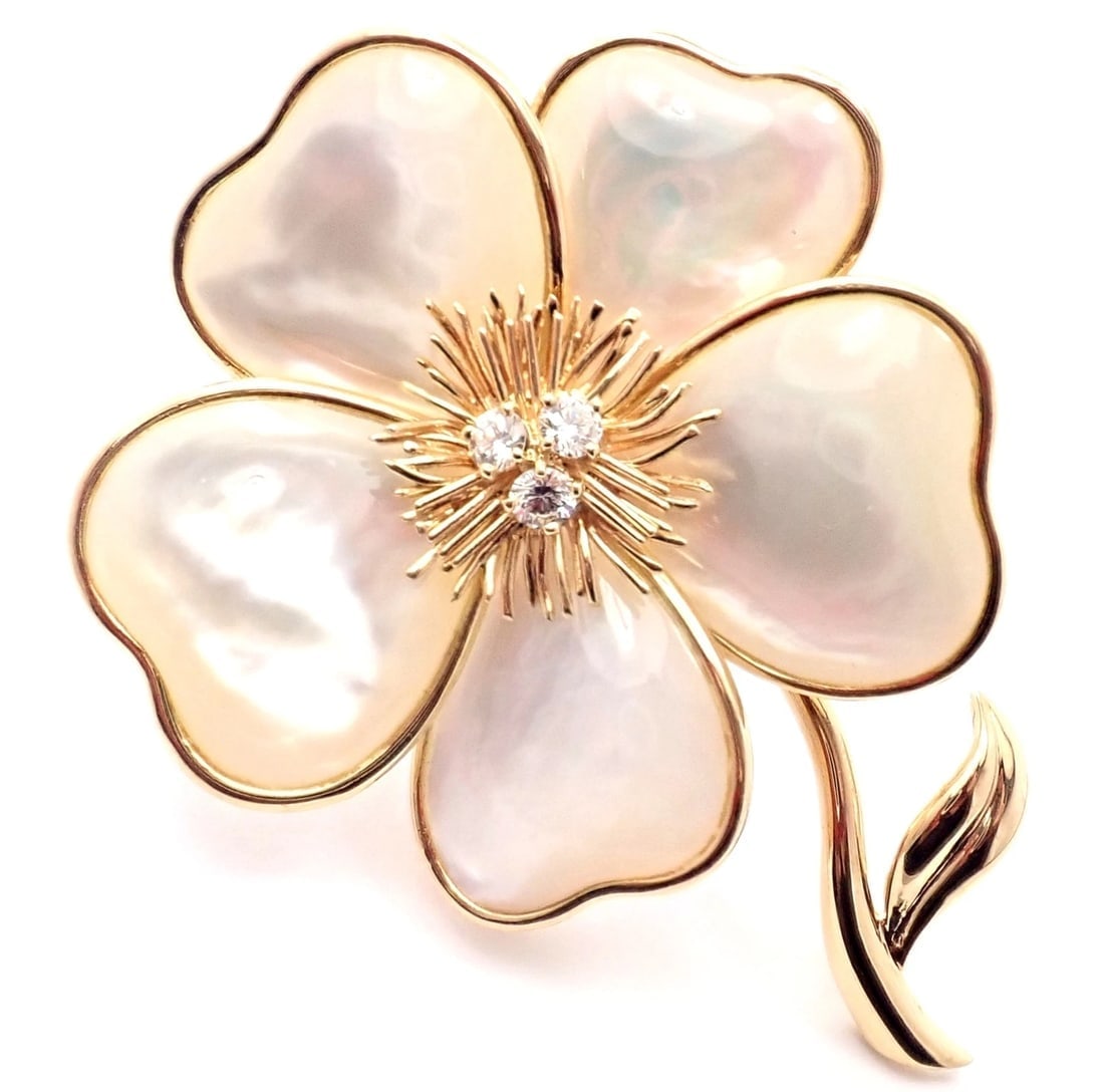 Van Cleef & Arpels Clématite 18k Yellow Gold Diamond Mother of Pearl Pin Brooch: Van Cleef & Arpels Clématite 18k Yellow Gold Diamond Mother of Pearl Pin Brooch About This Piece: Metal: 18k Yellow Gold Measurements: 71mm x 54mm Weight: 35.9 grams Stones: 3 round brilliant cut