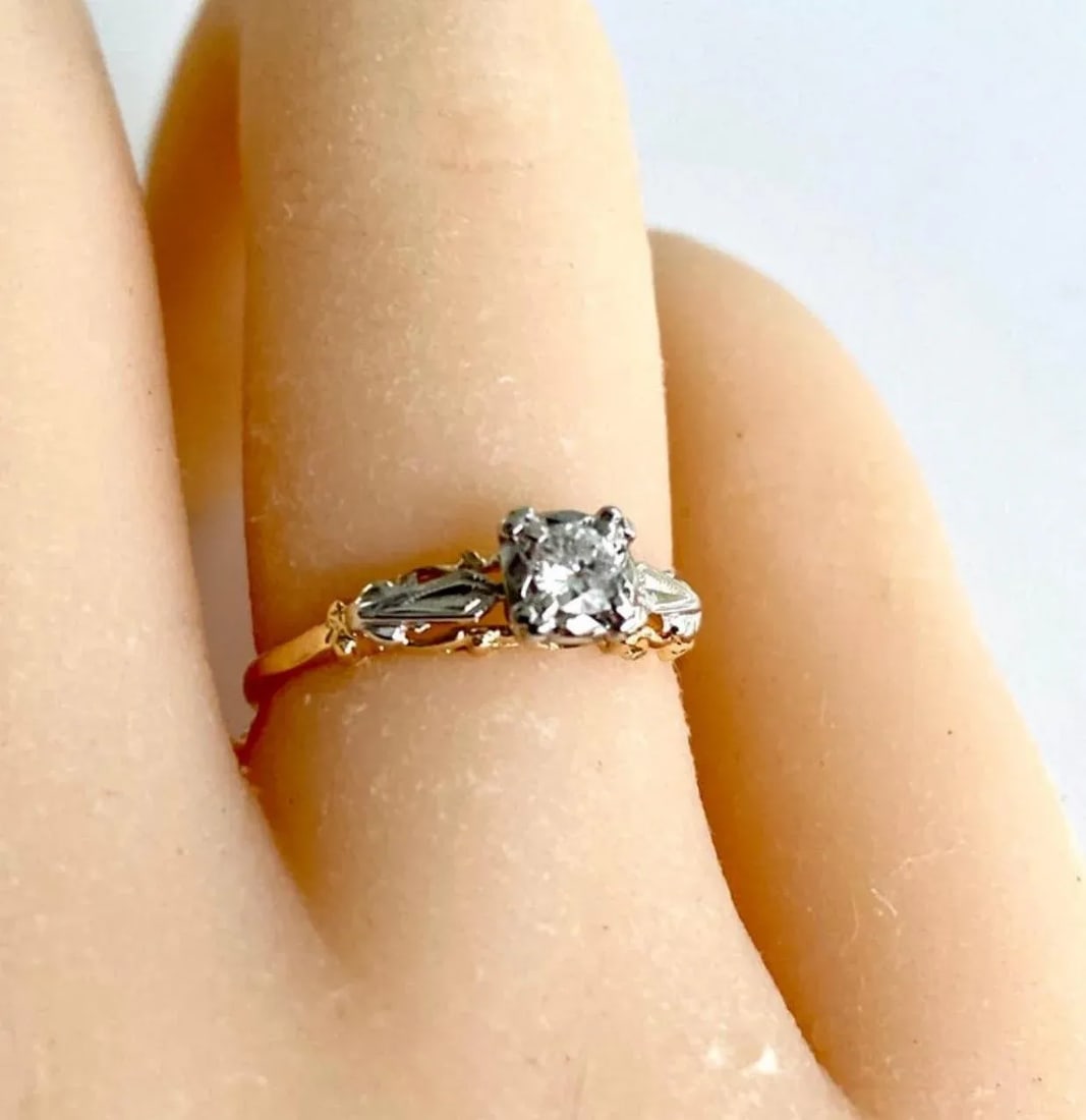 Antique Art Deco Diamond 0.15 Carat 14 Karat White and Rose Gold Filigree Ring Size 6 - 6