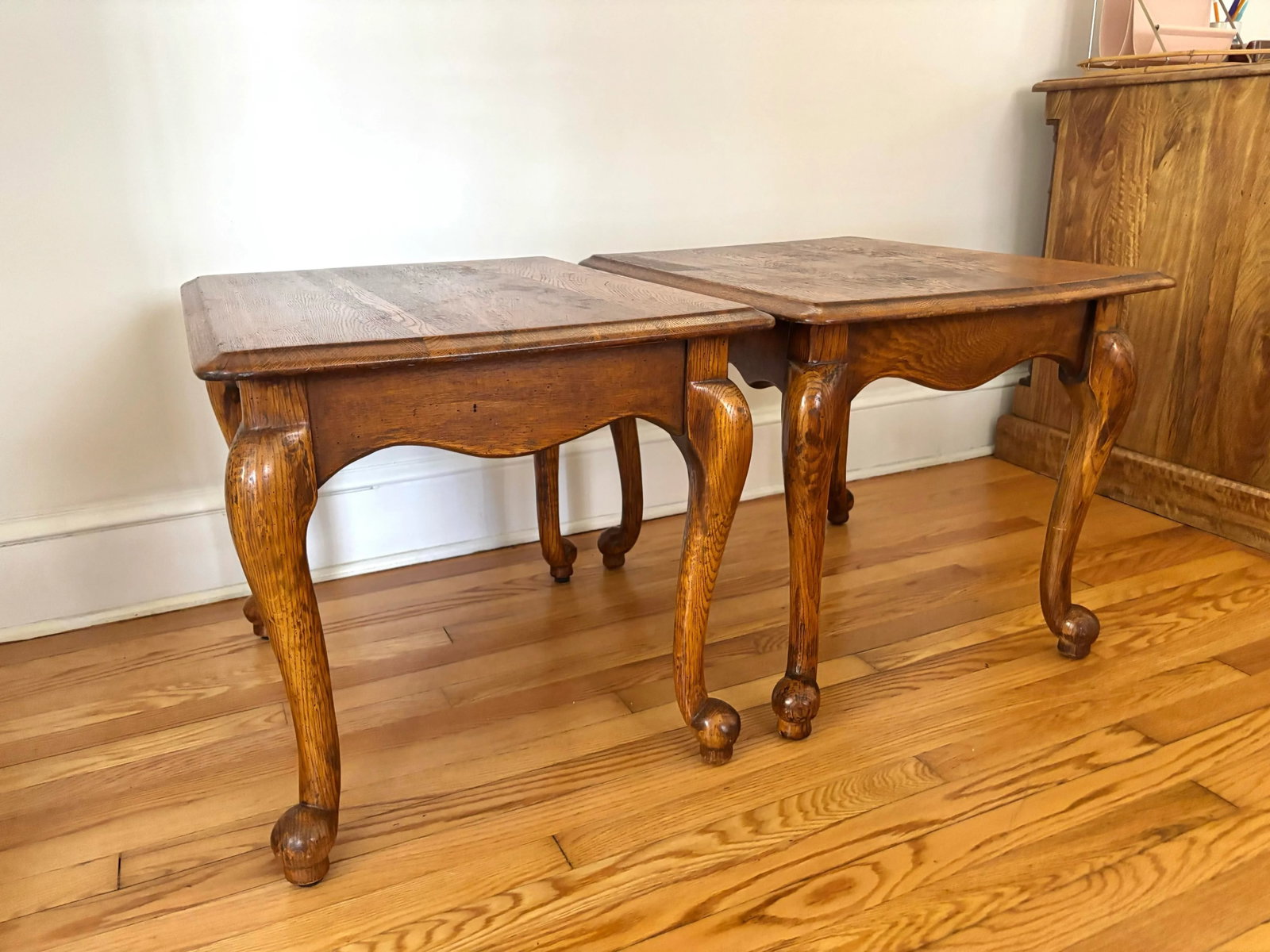 1960s Vintage French Country Style Scalloped Queen Anne Solid Oak Side Tables From Solid Oak - A Pai - 10