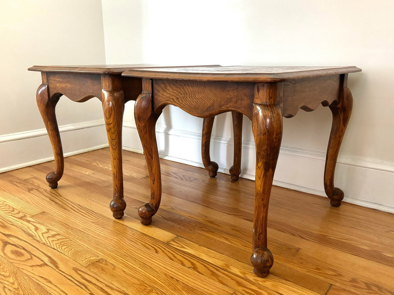 1960s Vintage French Country Style Scalloped Queen Anne Solid Oak Side Tables From Solid Oak - A Pai - 11