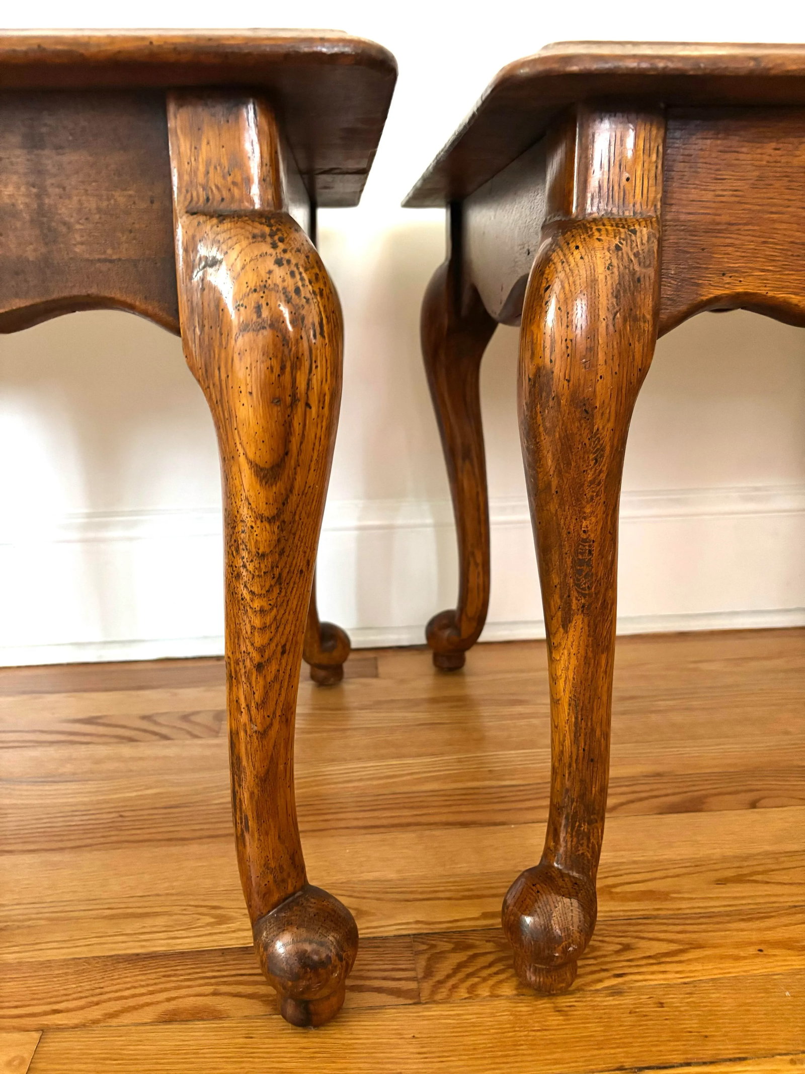1960s Vintage French Country Style Scalloped Queen Anne Solid Oak Side Tables From Solid Oak - A Pai - 2