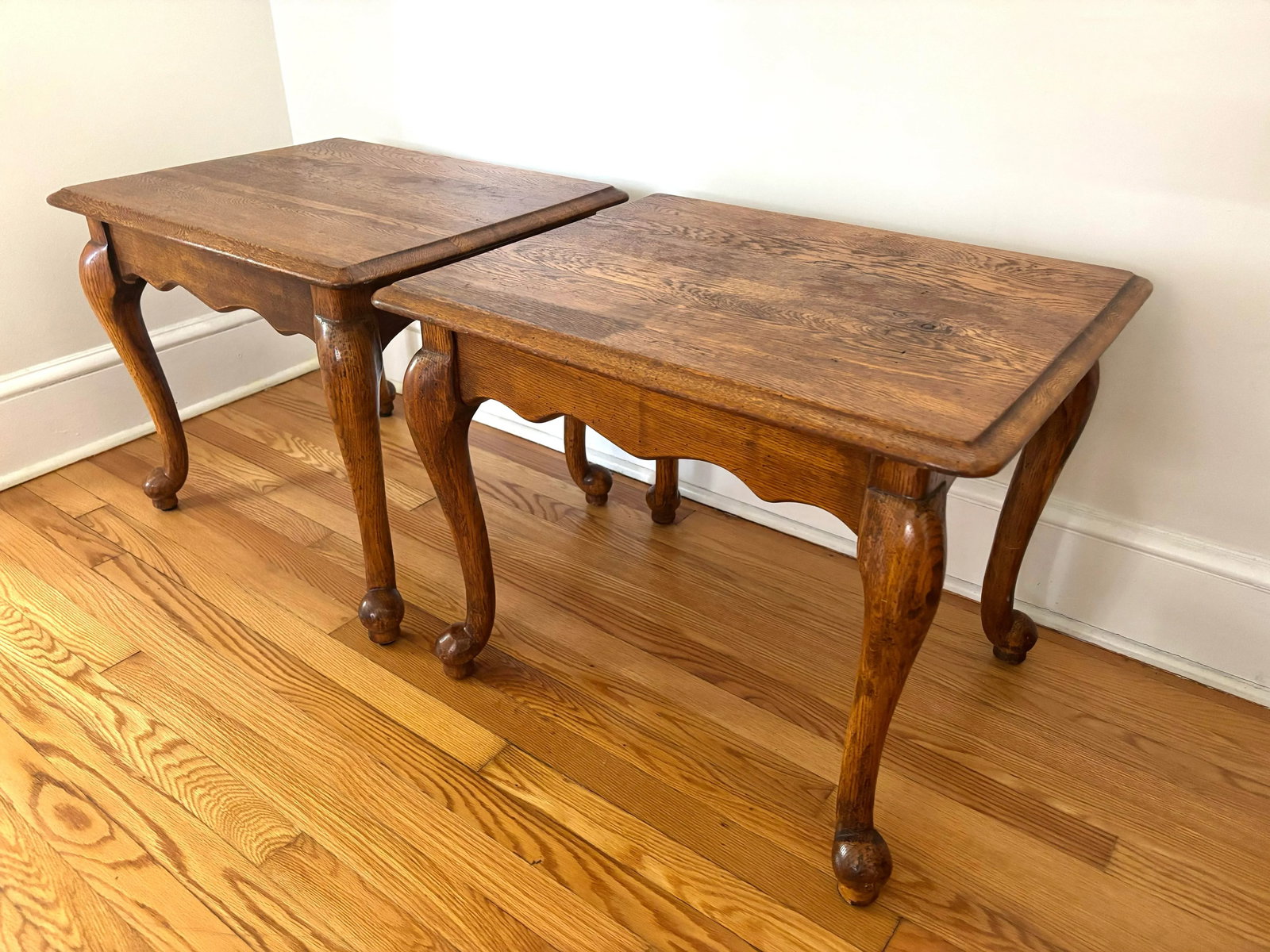 1960s Vintage French Country Style Scalloped Queen Anne Solid Oak Side Tables From Solid Oak - A Pai - 3