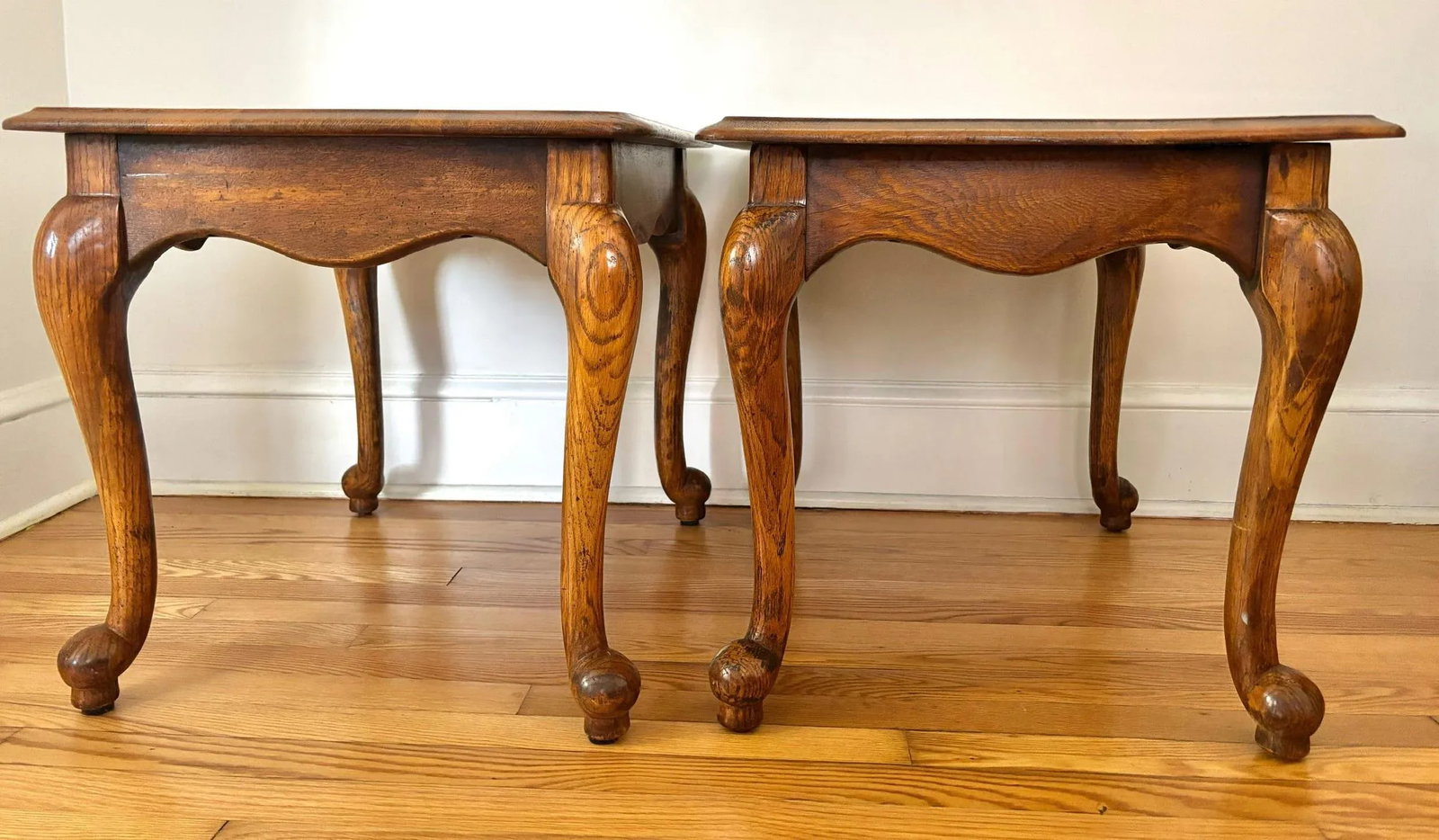 1960s Vintage French Country Style Scalloped Queen Anne Solid Oak Side Tables From Solid Oak - A Pai - 4