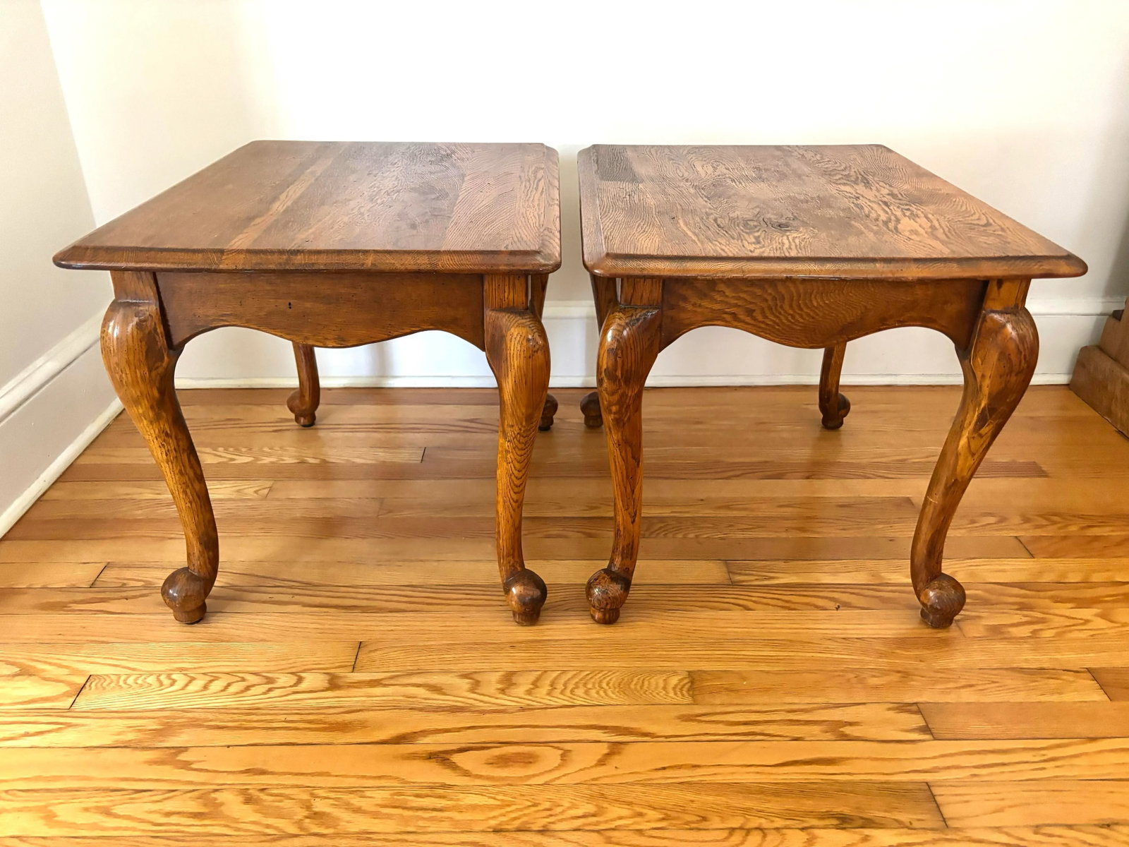 1960s Vintage French Country Style Scalloped Queen Anne Solid Oak Side Tables From Solid Oak - A Pai - 5