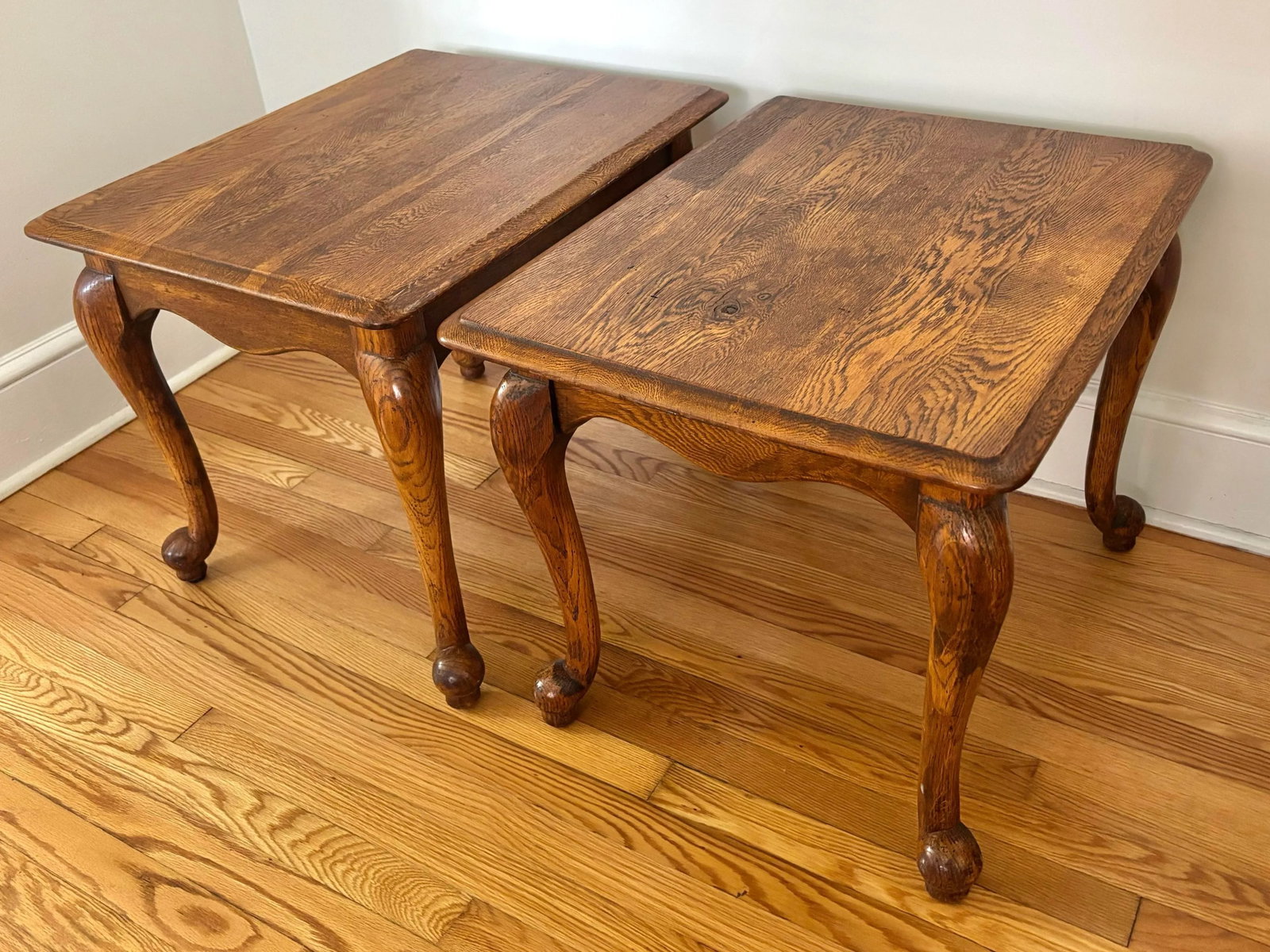 1960s Vintage French Country Style Scalloped Queen Anne Solid Oak Side Tables From Solid Oak - A Pai - 6