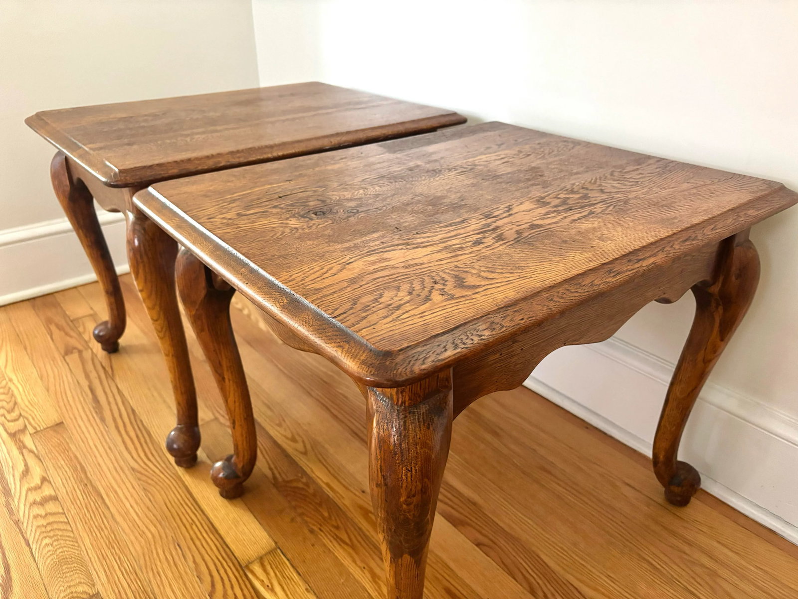 1960s Vintage French Country Style Scalloped Queen Anne Solid Oak Side Tables From Solid Oak - A Pai - 7