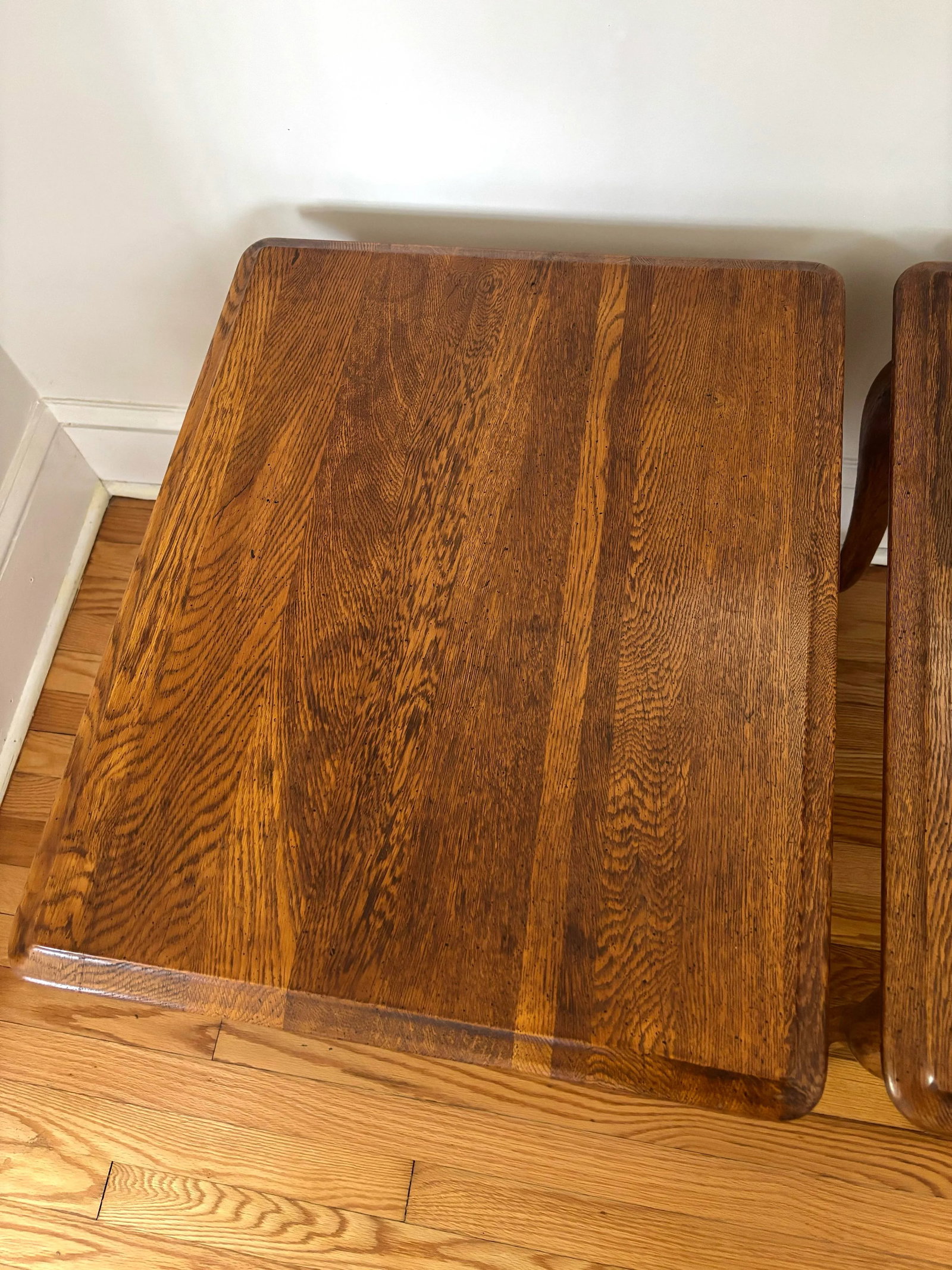1960s Vintage French Country Style Scalloped Queen Anne Solid Oak Side Tables From Solid Oak - A Pai - 8