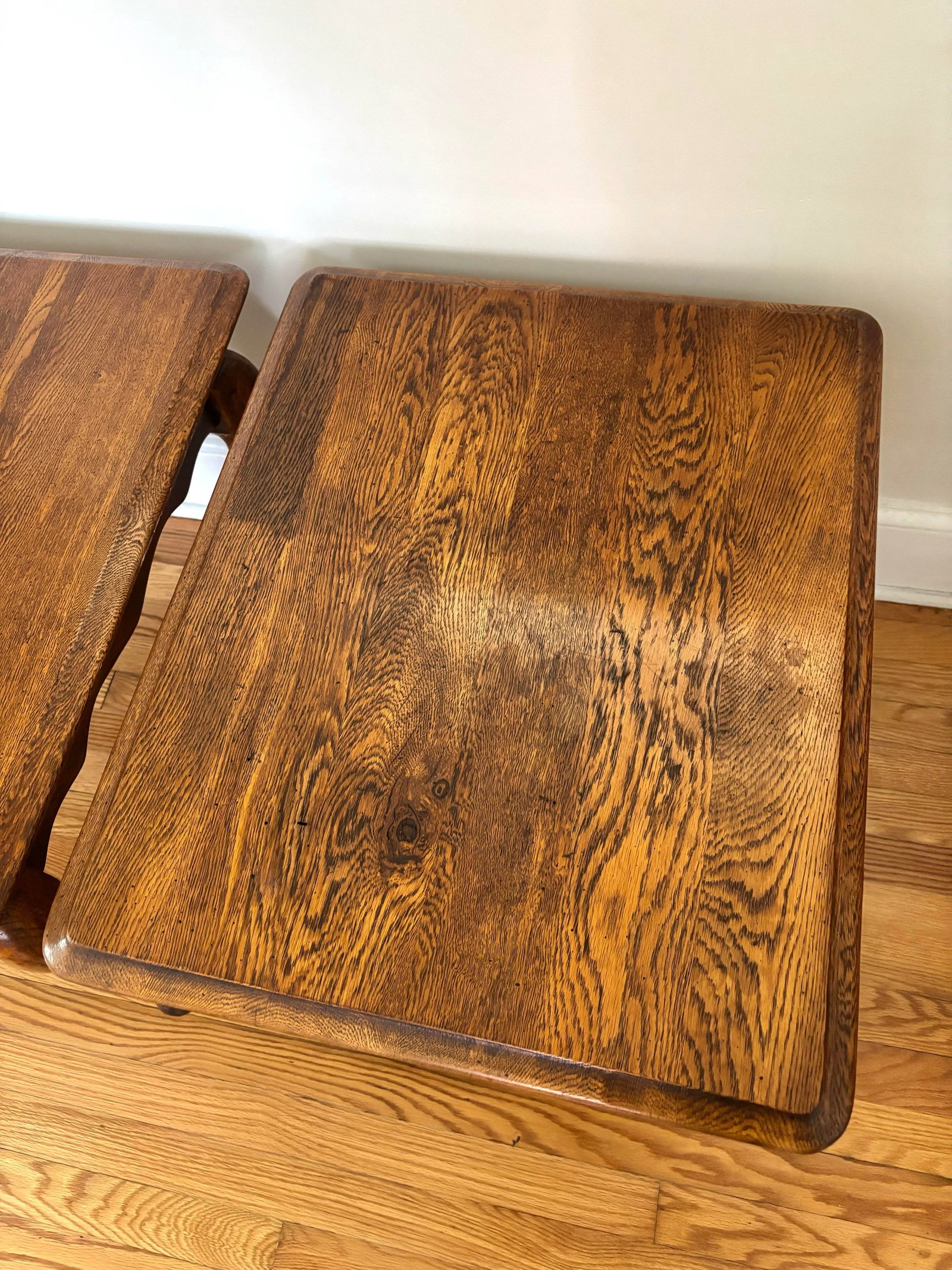 1960s Vintage French Country Style Scalloped Queen Anne Solid Oak Side Tables From Solid Oak - A Pai - 9