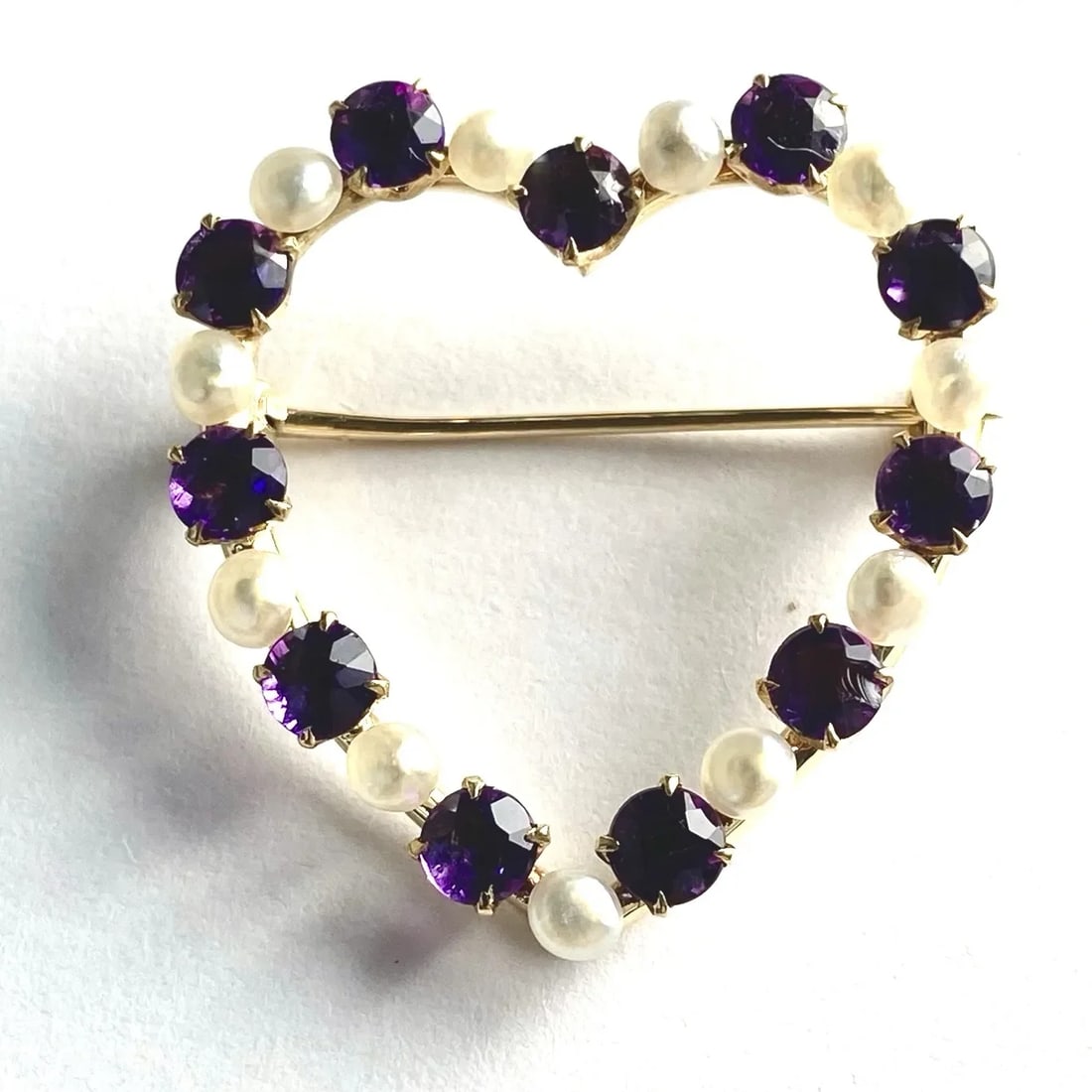 1970s 14k Yellow Gold Heart Shaped Pin With Semi Baroque Pearls and Amethysts - 3