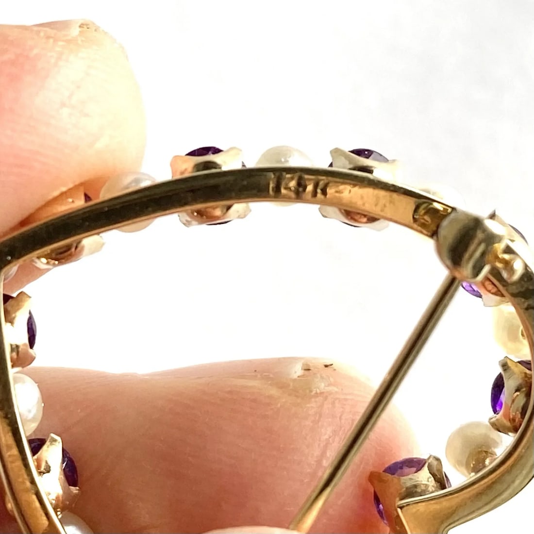1970s 14k Yellow Gold Heart Shaped Pin With Semi Baroque Pearls and Amethysts - 4
