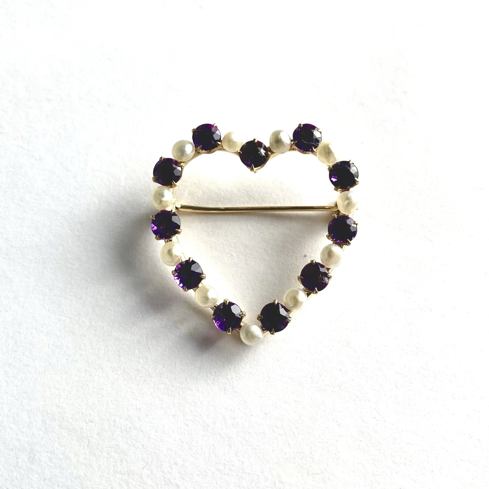 1970s 14k Yellow Gold Heart Shaped Pin With Semi Baroque Pearls and Amethysts - 8