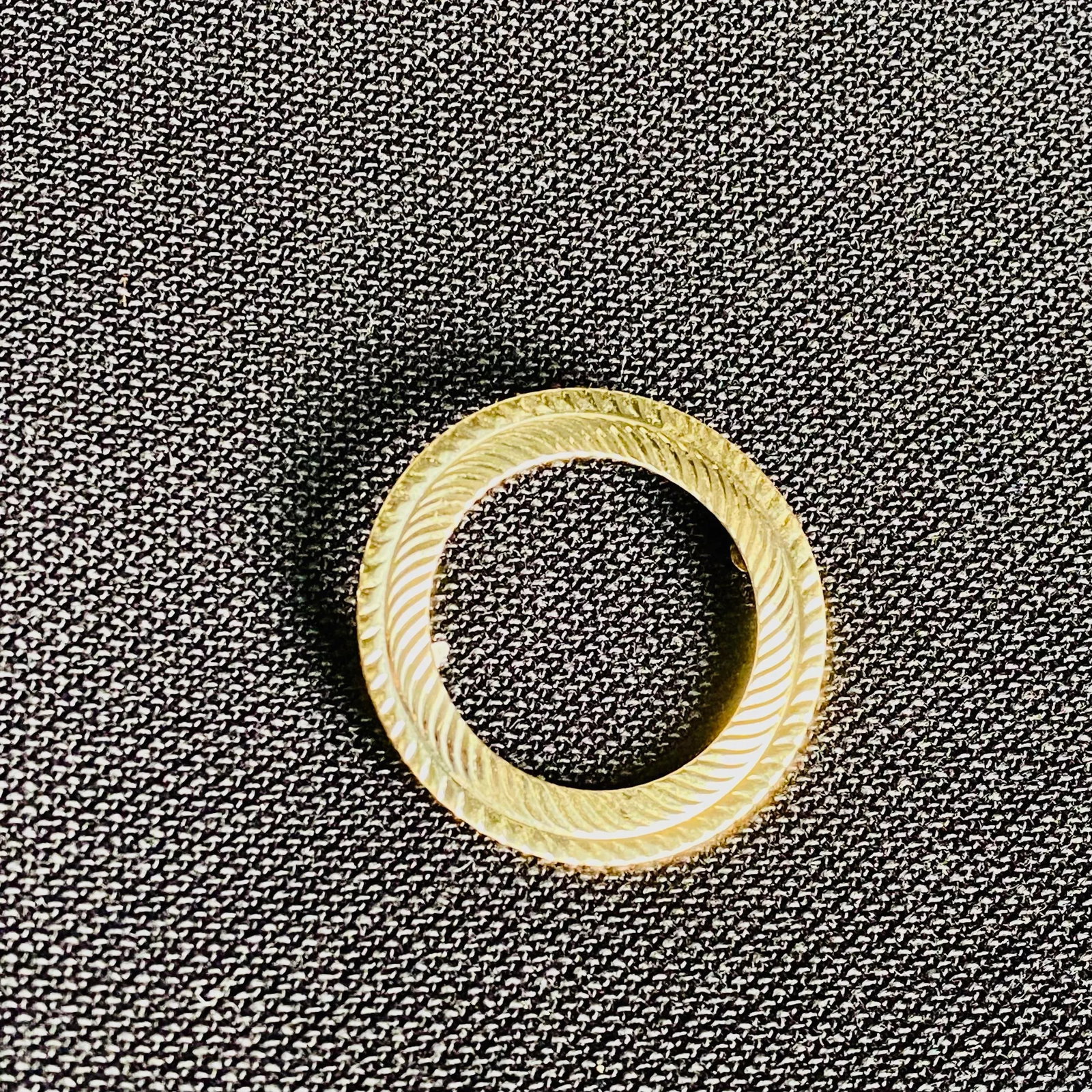 1990s 14k Yellow Gold Circle Brooch With Etched Accents - 3