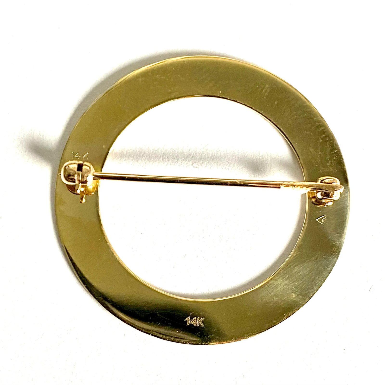 1990s 14k Yellow Gold Circle Brooch With Etched Accents - 4