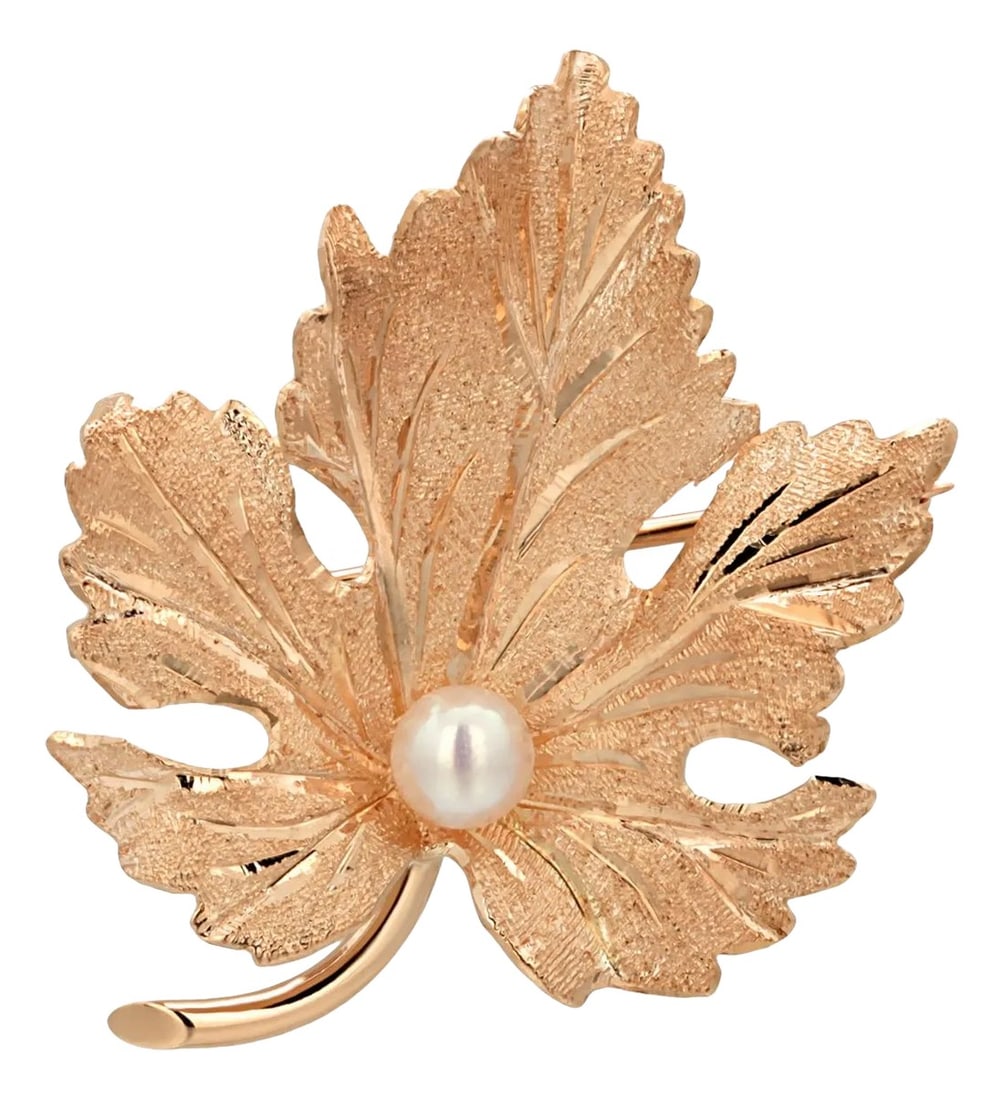 1990s 14k Yellow Gold Leaf Brooch With 4mm Round Cultured Pearl: An Exquisite Blend of Nature's Beauty and Timeless Elegance Elevate your style with this enchanting 14K Yellow Gold Leaf Brooch, artfully designed with intricate etched accents and adorned with a