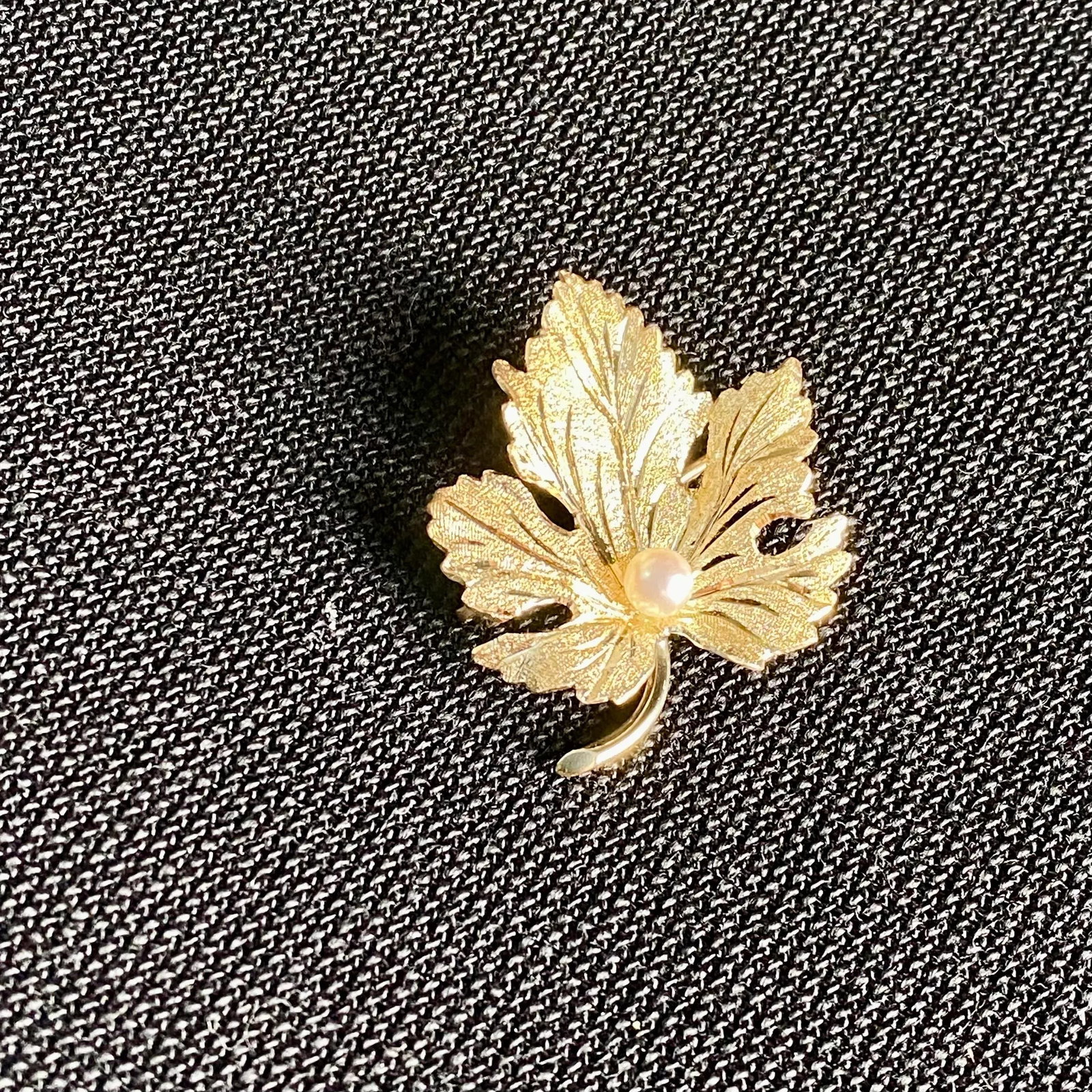 1990s 14k Yellow Gold Leaf Brooch With 4mm Round Cultured Pearl - 3