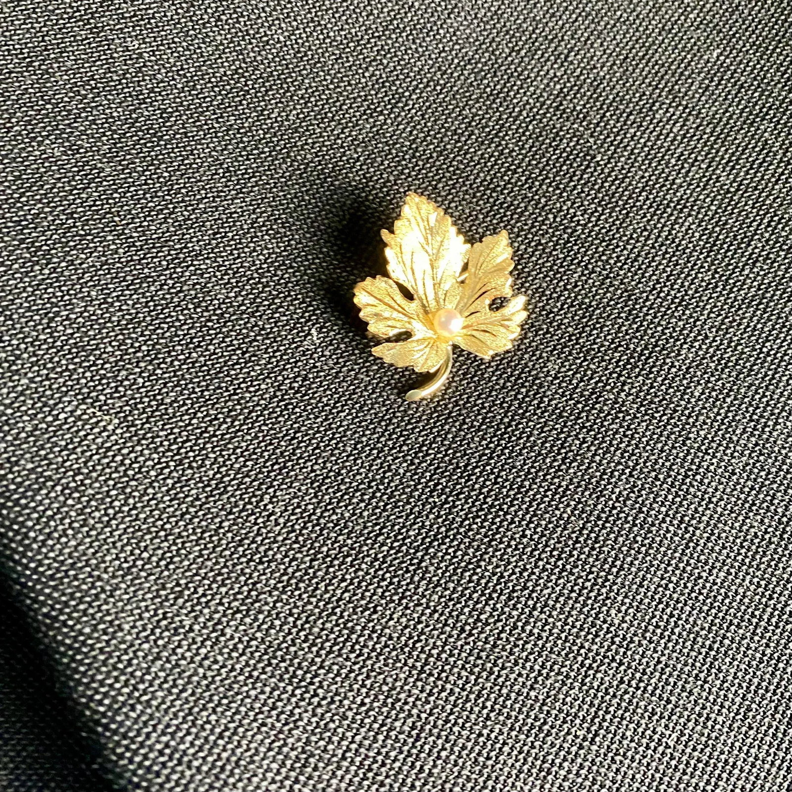 1990s 14k Yellow Gold Leaf Brooch With 4mm Round Cultured Pearl - 6