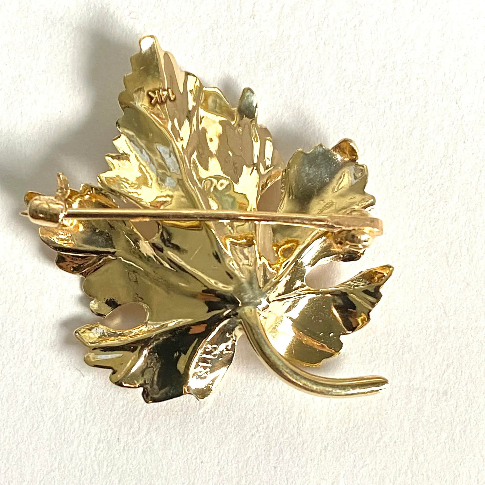 1990s 14k Yellow Gold Leaf Brooch With 4mm Round Cultured Pearl - 7
