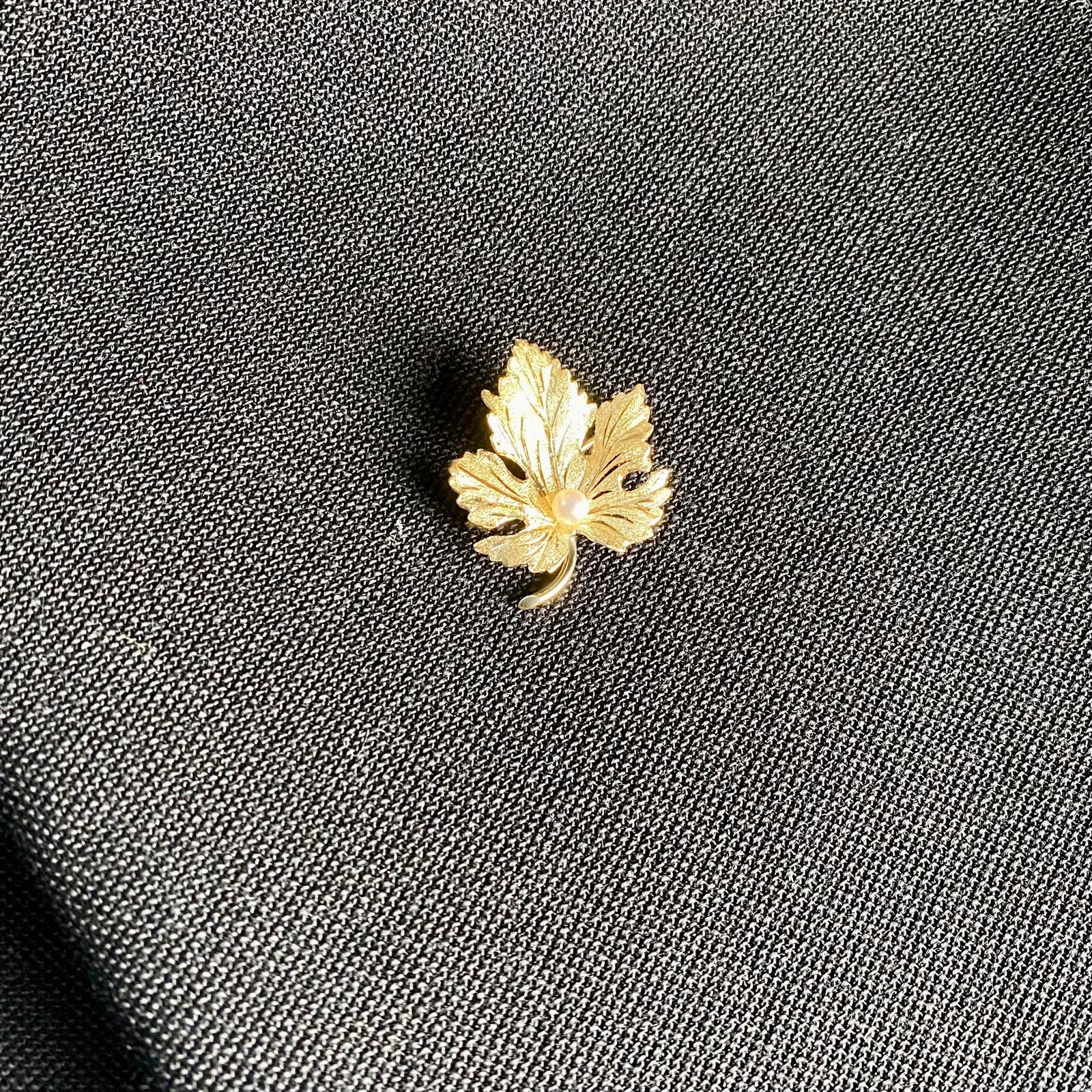 1990s 14k Yellow Gold Leaf Brooch With 4mm Round Cultured Pearl - 8