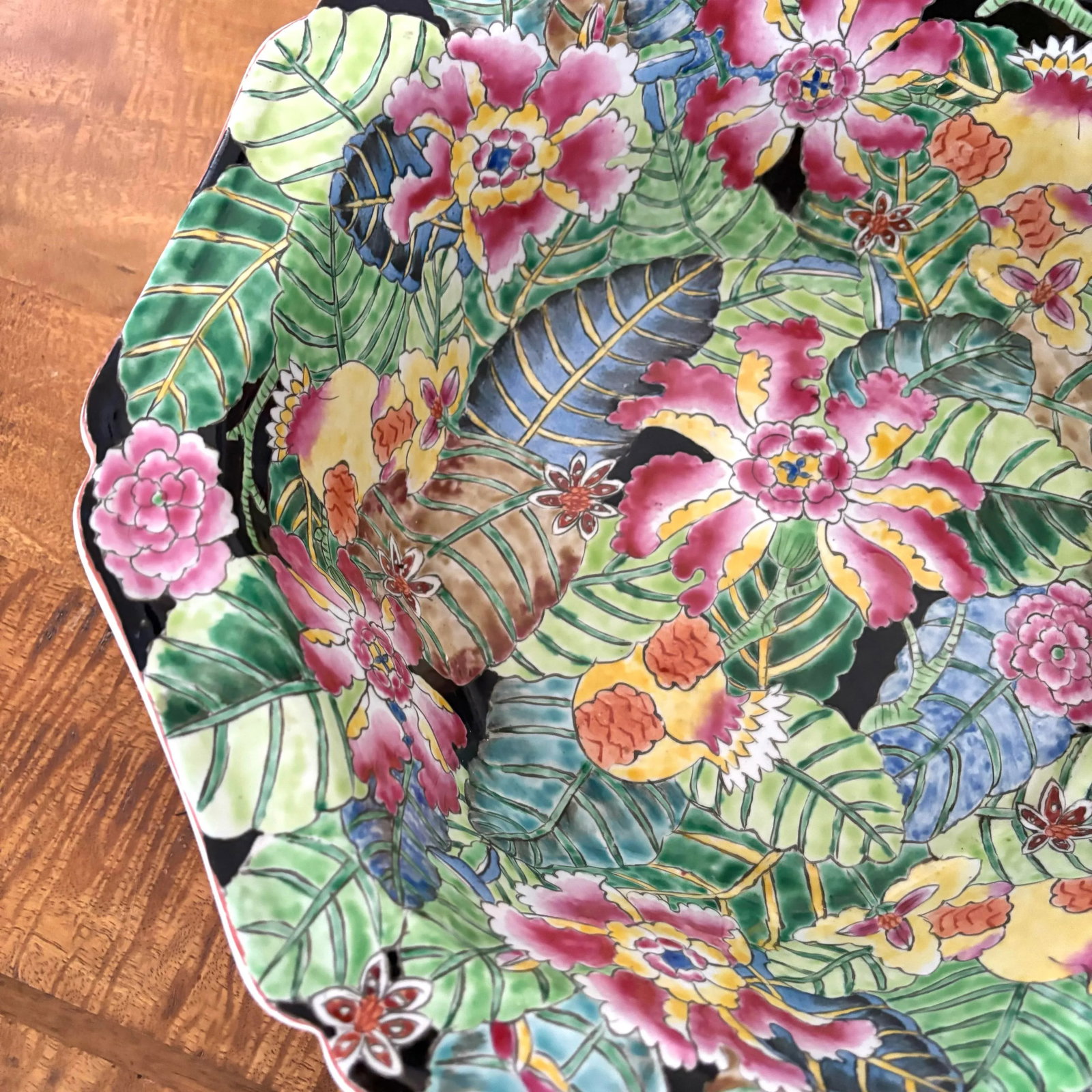 1980s Porcelain Chinese Export Bowl With Vibrant Botanicals - 2